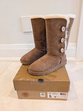 UGG Australia Bailey Button Triplet Boots Youth Size 4, Womens Size 6